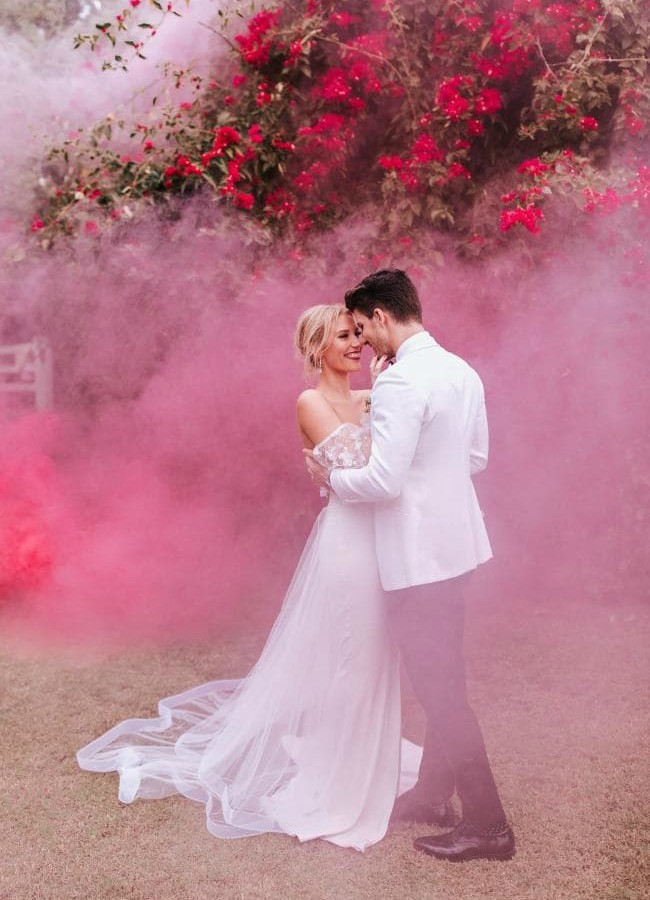 Bombas de fumaça dão cor ao álbum de casamento (Foto: Reprodução)