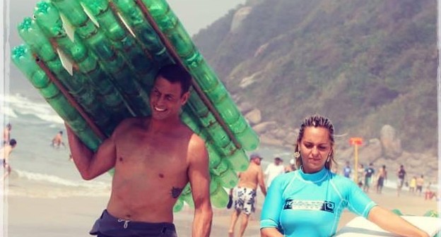 Surfista já tirou 30 mil garrafas PET do mar transformando o material em pranchas