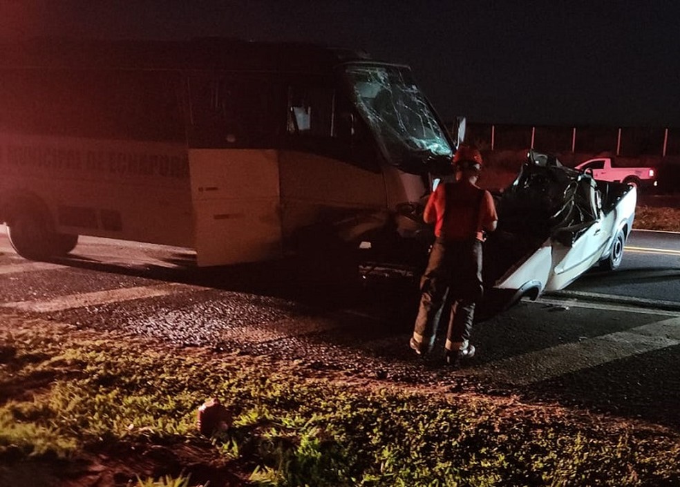 Dois morrem e quatro ficam feridos em acidente entre caminhonete e ônibus em Echaporã — Foto: The Brothers/Divulgação