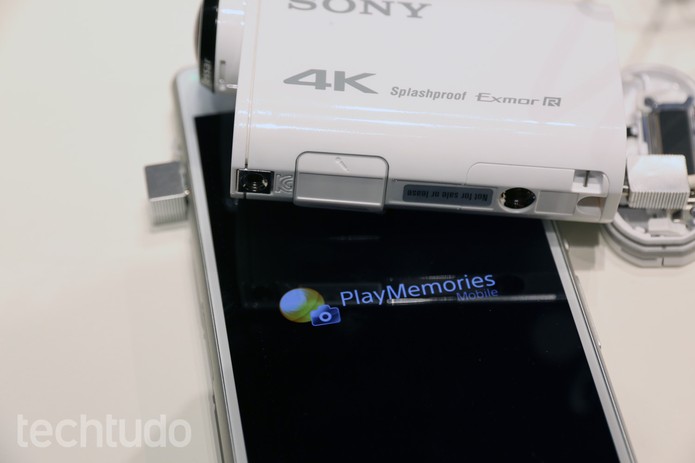 A Sony FDR-X100V tem app que permite ver na tela do celular o que a lente "enxerga" (Foto: Isadora Díaz/TechTudo)