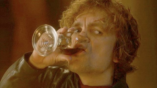 Tyrion Lannister e o cálice de vinho: inseparáveis desde a primeira temporada (Foto: reprodução)