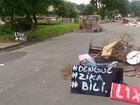 Grupo faz protesto inusitado contra falta de coleta em São Vicente, SP