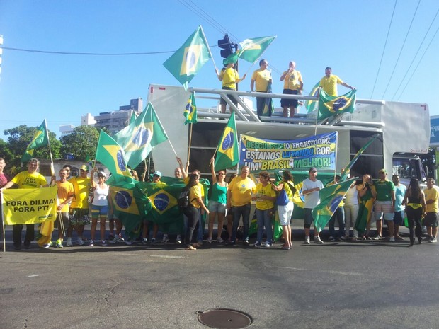 Manifestantes na subida da Terceira Ponte, em Vila Velha (Foto: Juirana Nobres/ G1)