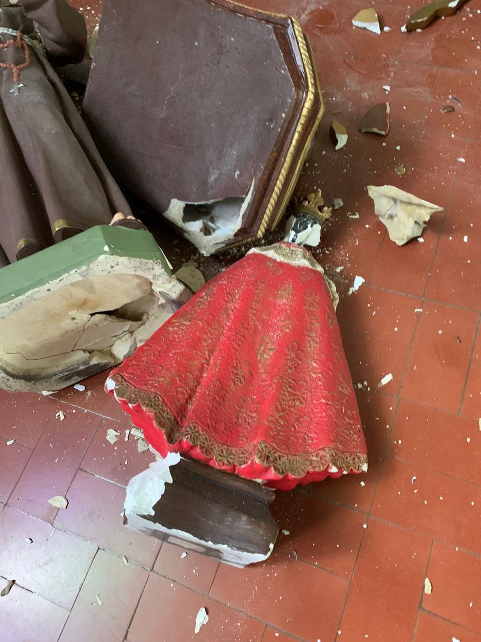 Pol&iacute;cia investiga invas&atilde;o em igreja de S&atilde;o Mateus do Sul em que imagens de santos foram quebradas &mdash; Foto: Edinei Cruz/Portal RDX
