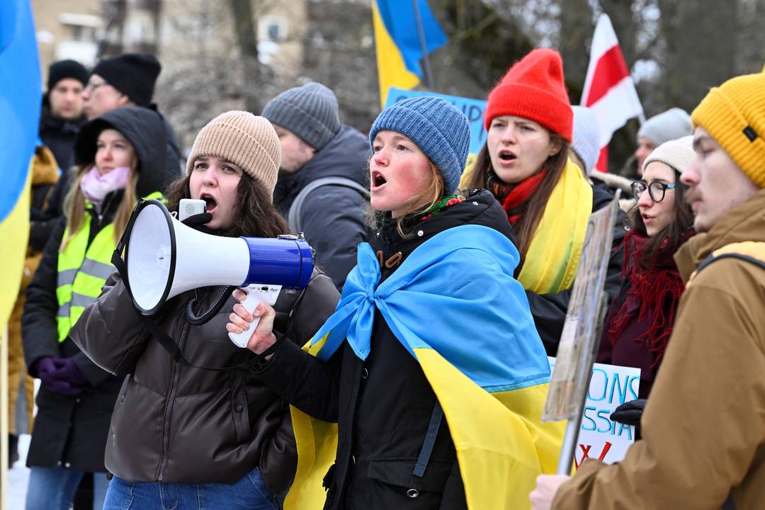 Protesto em Estocolmo, capital da Suécia, contra invasão da Rússia na Ucrânia, nesta quinta-feira (24)