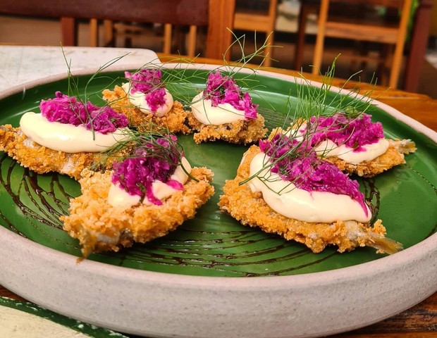 Taioba Gastronomia: Manjubinhas espalmadas na Panko com maionese de dijon e vinagrete de repolho roxo (Foto: Reprodução/Instagram)