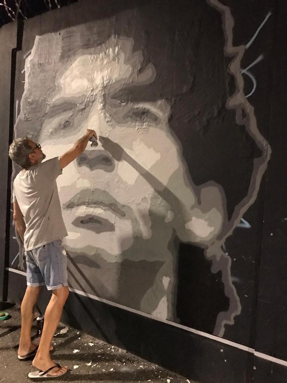 Santos homenageia Maradona em muro do CT Rei Pelé — Foto: Reprodução