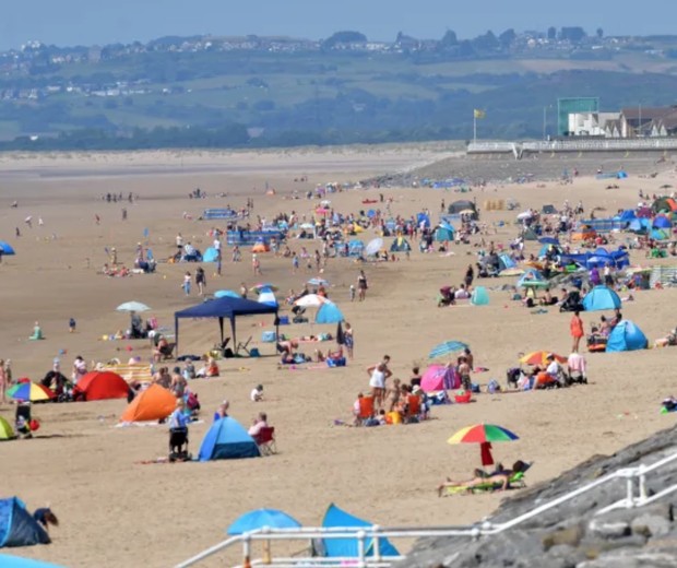 Uma mulher britânica entrou em trabalho de parto na areia da praia de Port Talbot, no País de Gales (Foto: Media Wales)