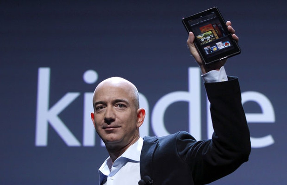 Jeff Bezos, CEO da Amazon, mostra o tablet Kindle Fire, concorrente do iPad — Foto: Shannon Stapleton/Reuters