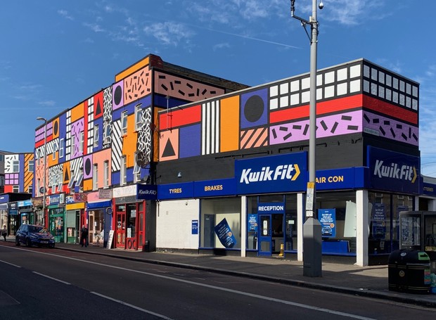 Os murais coloriram as fachadas cinzas sobre dezenas de lojas, incluindo o popular café de rua Deeney's (Foto: Instagram/Reprodução)