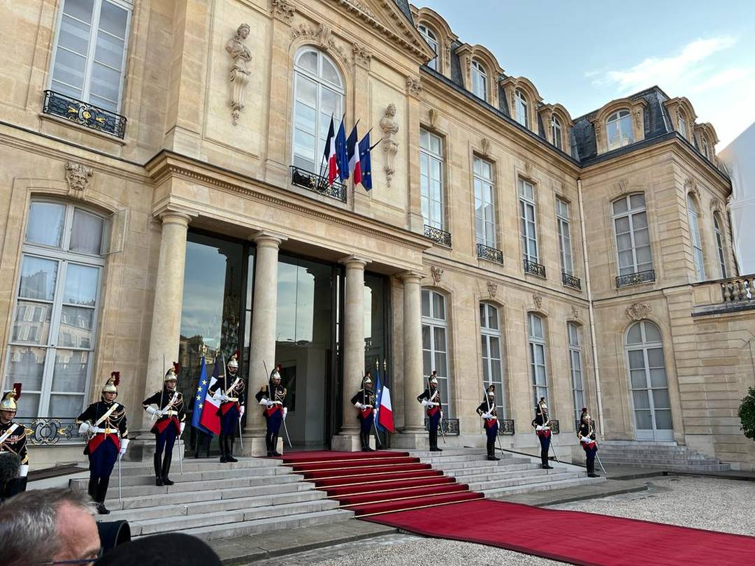 Convidados começam a chegar ao Palácio do Eliseu, onde Macron receberá Lula e outros líderes para jantar