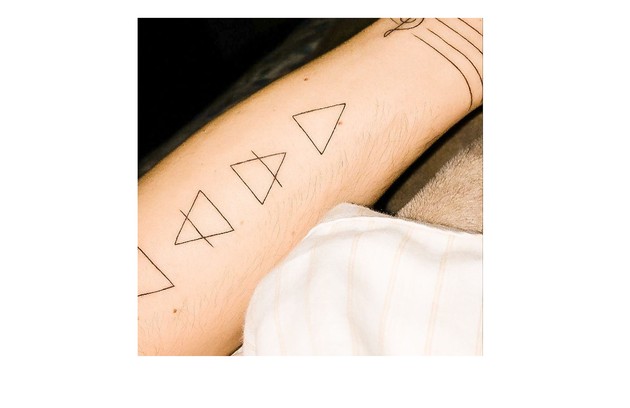 Em setembro do ano passado, Fiuk fez mais triângulos no braço (Foto: Reprodução)
