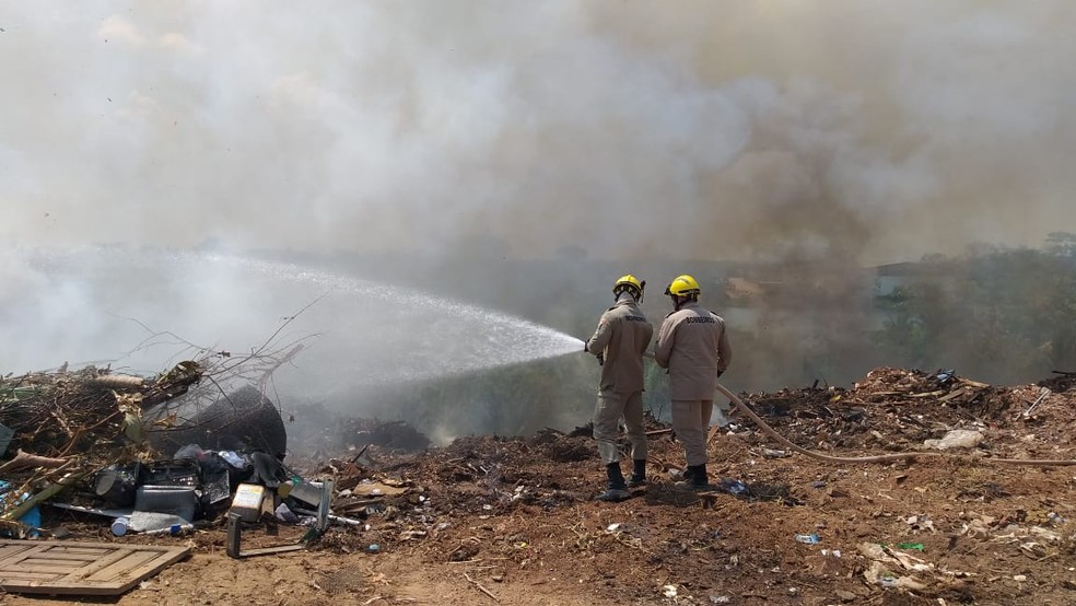 Bombeiros trabalham hÃ¡ dois dias para extinguir fogo em aterro â€” Foto: DivulgaÃ§Ã£o CBM/AC