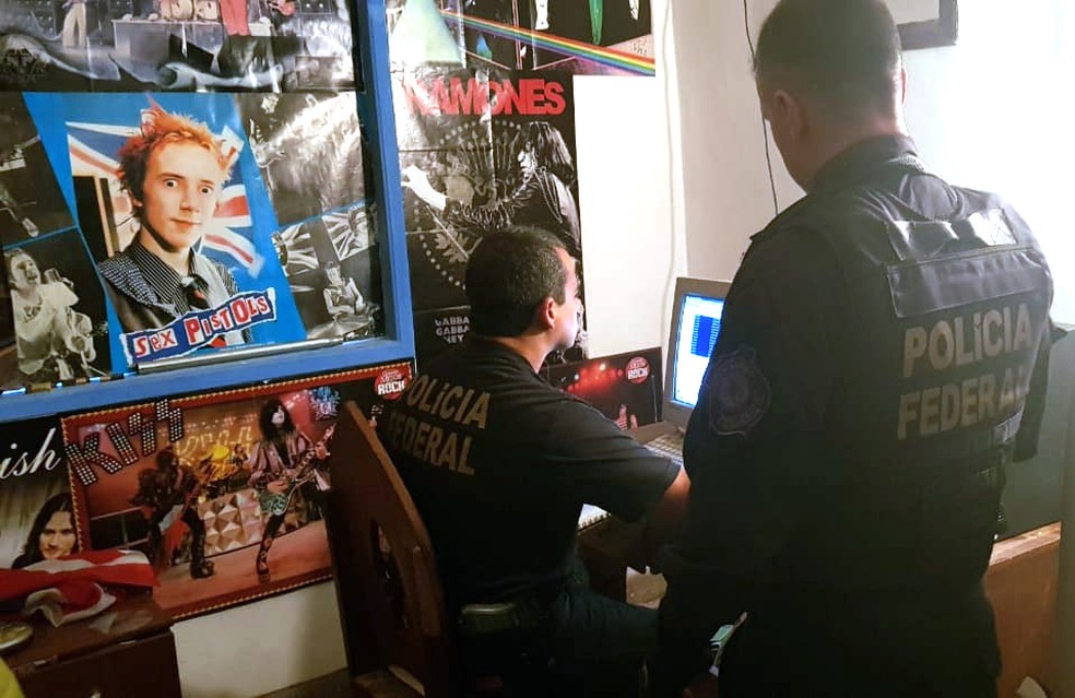 Policiais federais analisam o computador de um dos presos â€” Foto: PolÃ­cia Federal