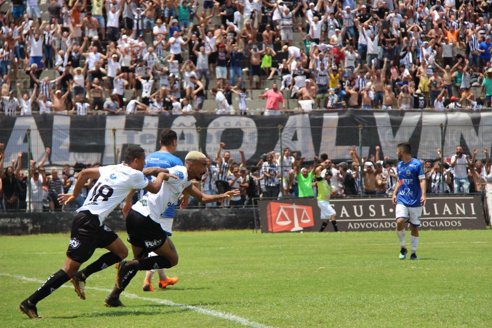 Guilherme CafÃ© comemora segundo gol do Comercial contra o SÃ£o JosÃ© â€” Foto: Leonardo Del Sant/DivulgaÃ§Ã£o/Comercial