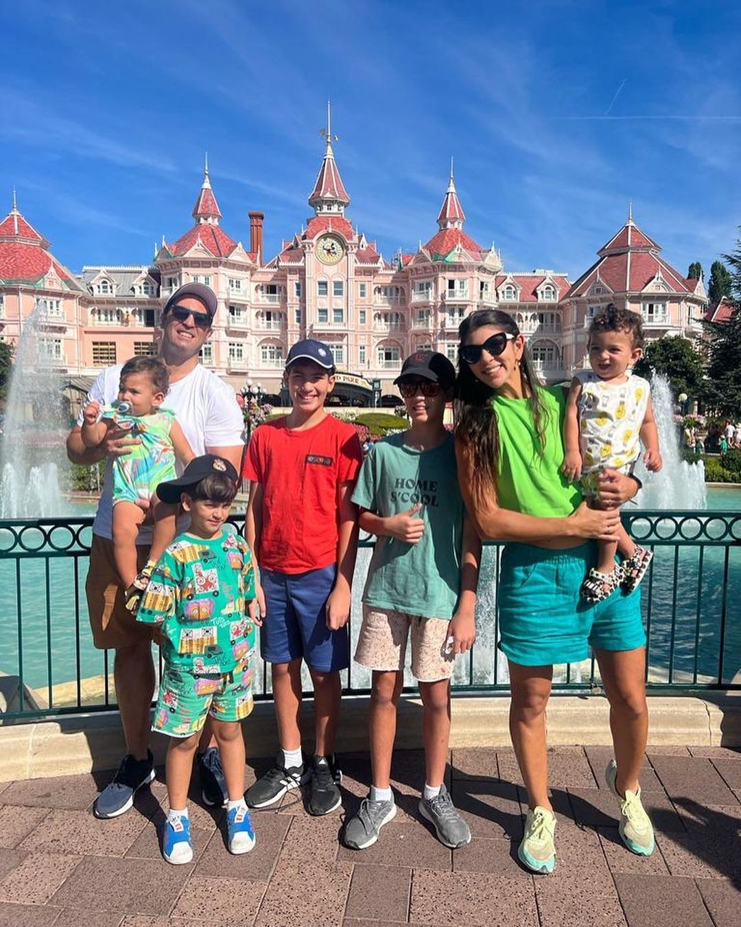 Nathália Dias com os cinco filhos e o marido na Euro Disney (Foto: Reprodução / Instagram)