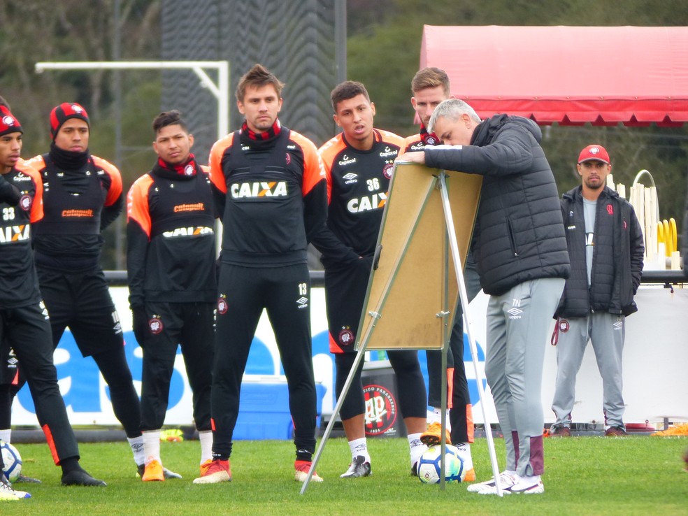 Tiago Nunes orientando os jogadores do Atlético-PR durante treinamento (Foto: Monique Silva)