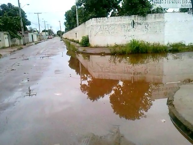 A rua da Quadra 1106 Sul que alaga com a chuva fica em frente a uma escola pública (Foto: Internauta/VC no G1)