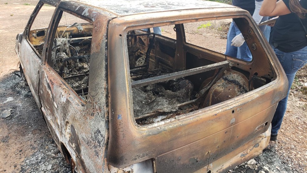 Cadáver foi encontrado dentro de carro carbonizado — Foto: Polícia Militar/Divulgação