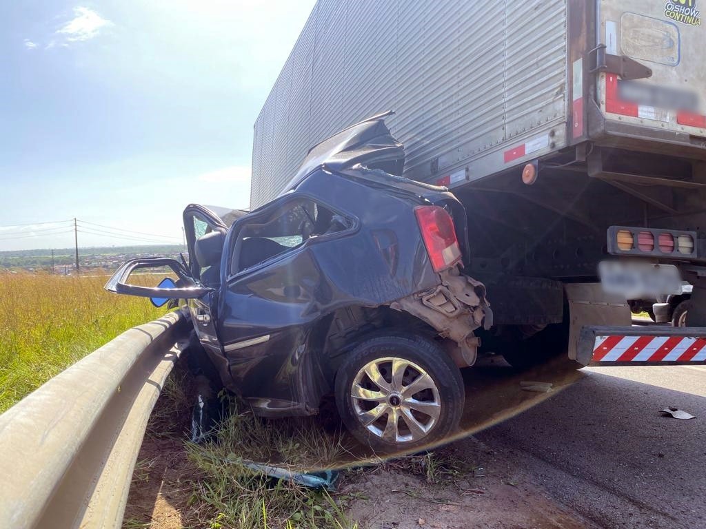 Motorista sai ileso após ter carro esmagado por caminhão na BR-230: 'minha dívida com Deus já tá grande'
