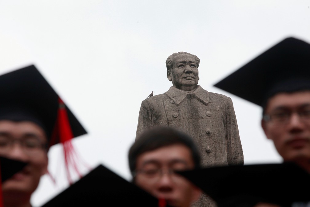Formandos da Universidade de Fudan, em Xangai, posam em frente à estátua do líder chinês Xi Jinping — Foto: Aly Song/Reuters