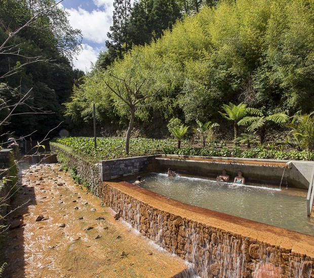 Localizada em Portugal, a Poça da Dona Beija é uma piscina de águas termais que atrai muitos turistas na ilha de São Miguel  (Foto: Paulo Goulart / Reprodução)