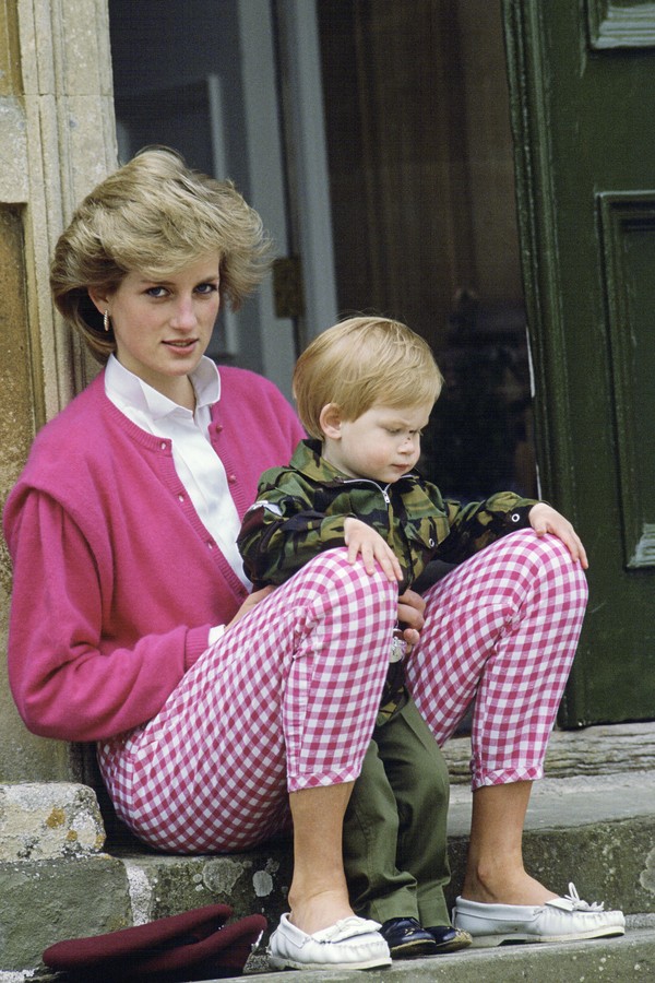 TETBURY, UNITED KINGDOM - JULY 18:  Princess Diana Sitting Outside Highgrove With Her Son Harry Who Is In Uniform As A Soldier  (Photo by Tim Graham Photo Library via Getty Images) (Foto: Tim Graham Photo Library via Get)