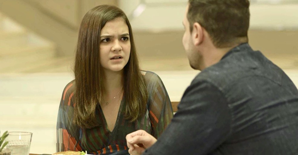 Cássia (Mel maia) se assusta com convite de homem que conheceu na internet, em 'A Dona do Pedaço' — Foto: Globo