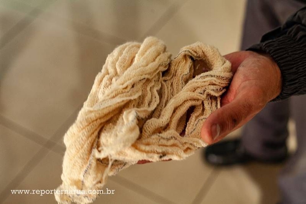 Jovem foi amarrado com ataduras pelo trio em Santa Cruz do Rio Pardo (Foto: Repórter na Rua / Divulgação )