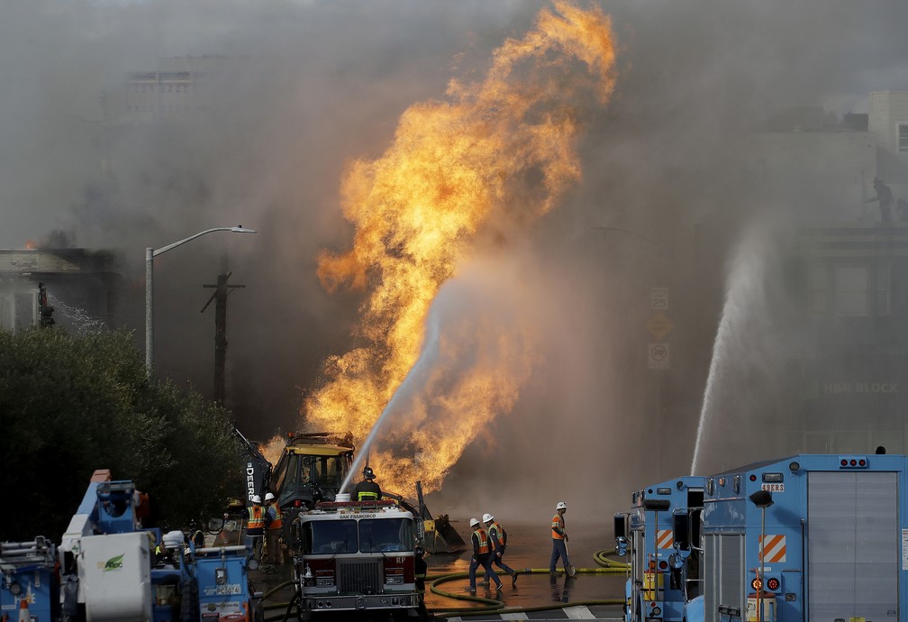 Explosão de gás em San Francisco, nos EUA, incendiou prédios — Foto: Jeff Chiu/AP Photo