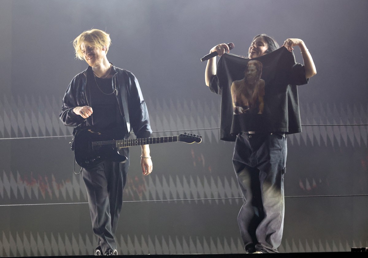 Grammy 2022: Billie Eilish homenageia Taylor Hawkins, do Foo Warring parties, durante apresentação