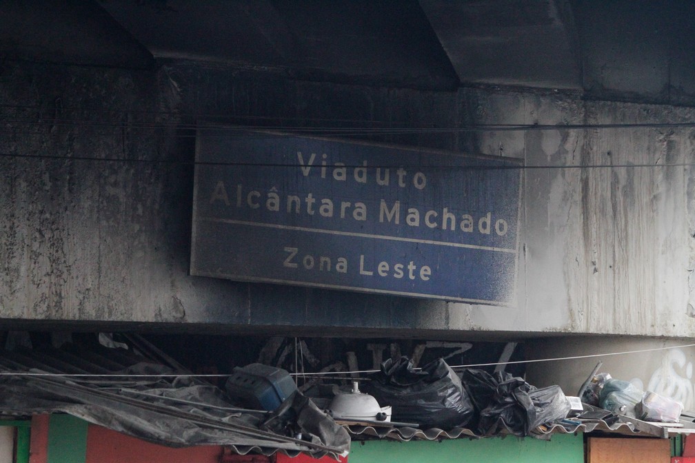 Placa chamuscada após incêndio embaixo do Viaduto Alcântara Machado — Foto: Fábio Vieira/Estadão Conteúdo