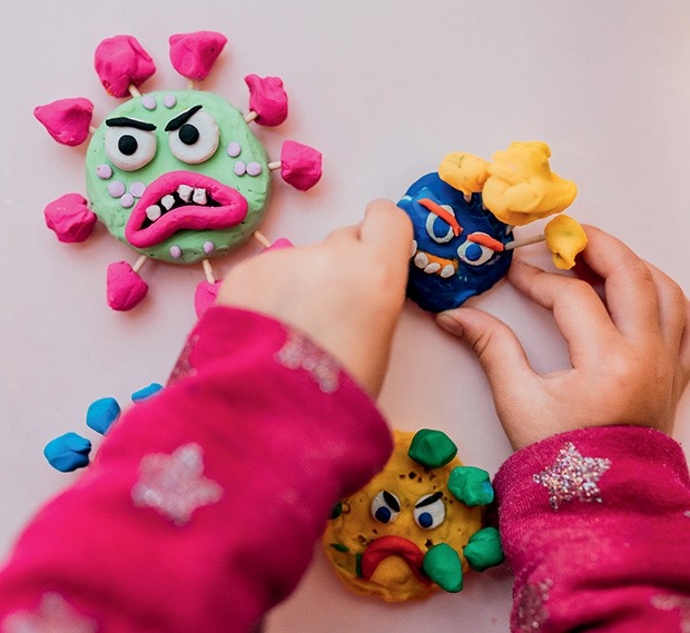 Child playing with plasticine at home making virus (Foto: Getty Images)