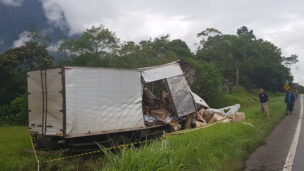 Caminhão saiu para fora da pista após batida na BR-376, em Guaratuba (Foto: PRF/Divulgação)