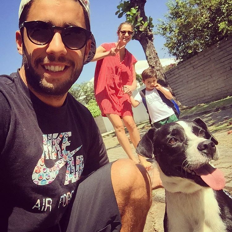 A família (quase) toda levando Dom para a escola (Foto: Reprodução/ Instagram)