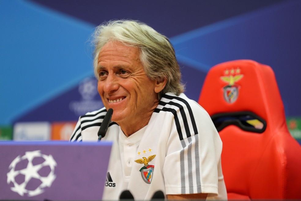 O sorridente Jorge Jesus, em entrevista coletiva na véspera de seu retorno à fase de grupos da Champions: técnico está confiante com o Benfica  — Foto: Miguel A. Lopes/EFE