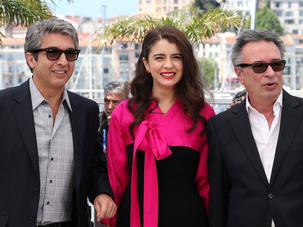 17/05 – A partir da esquerda: os atores argentinos Ricardo Darín, Erica Rivas e Oscar Martinez lançam 'Relatos salvajes' no Festival de Cannes (Foto: Loic Venance/AFP)