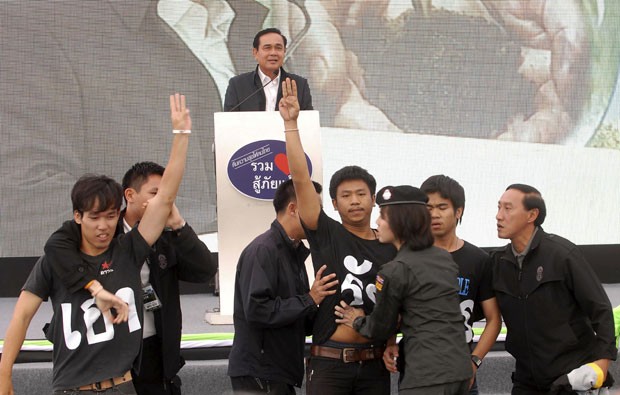 Estudantes são presos por fazerem o gesto do filme ‘Jogos Vorazes’ durante um discurso do primeiro-ministro da Tailândia, Prayuth Chan-ocha, nesta quarta-feira (19) (Foto: Bangkok Post/AP)