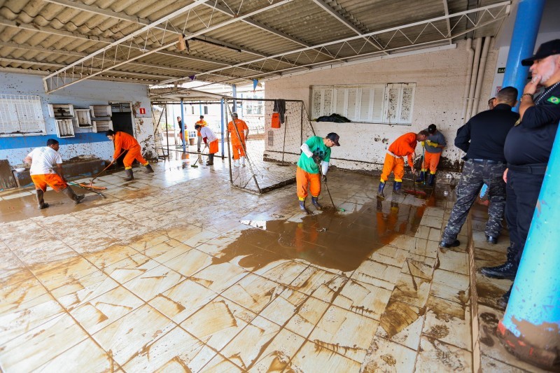 Presos atuam na limpeza de escolas atingidas pela enchente após passagem de ciclone no RS