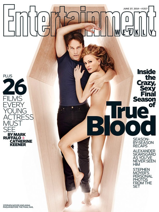 Já em junho deste ano, a 'Entertainment Weekly' trouxe novamente o casal Anna Paquin e Stephen Moyer, desta vez para falar sobre o fim iminente da série 'True Blood'. Na capa, Anna aparece nua e abraçada a Stephen, que está vestido. (Foto: Divulgação)