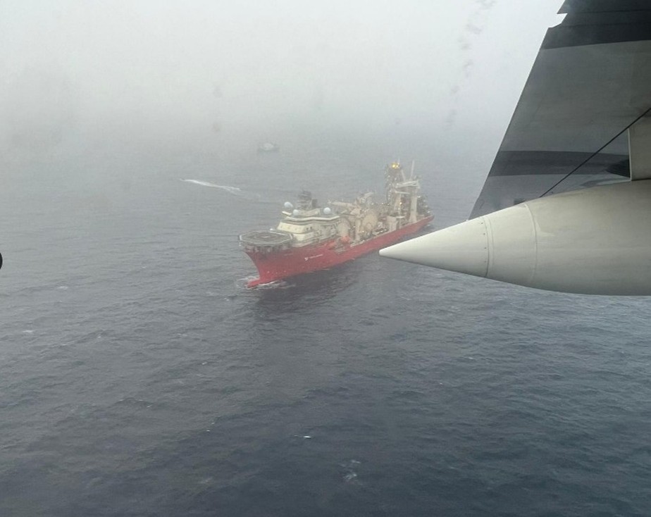 Imagem divulgada pela Guarda-Costeira dos EUA mostra navio Deep Energy, que participa das buscas pelo submarino Titan