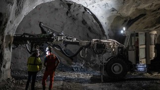 Homens trabalham em obras de um túnel para a linha de trem de alta velocidade entre Lyon e Turim, em Chiomonte, noroeste da Itália — Foto: MARCO BERTORELLO / AFP