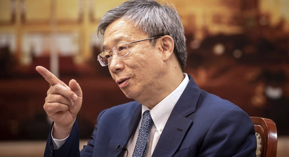 Yi Gang, presidente do Banco Popular da China, afirmou que promover o uso mais amplo do yuan é um processo que segue em paralelo à abertura dos mercados — Foto: Qilai Shen/Bloomberg