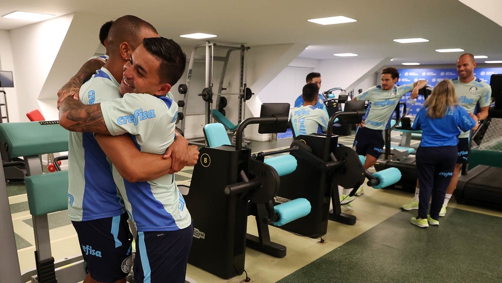 Dudu abraça Mayke em reapresentação do Palmeiras na Academia de Futebol — Foto: Cesar Greco