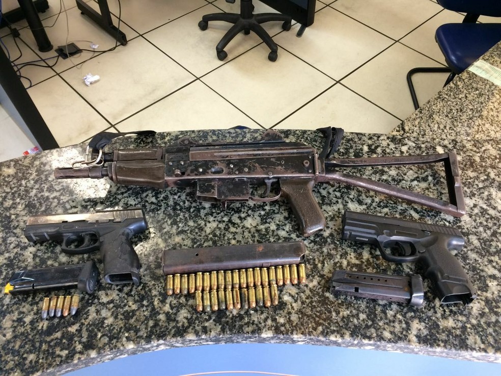 Armas foram apreendidas com suspeito em Cabo Frio, RJ, neste domingo (24)  (Foto: PM/Divulgação)