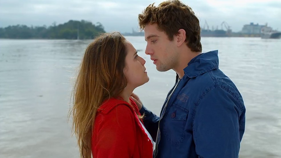 Ana (Fernanda Vasconcellos) sente enjoo durante passeio de barco com Rodrigo (Rafael Cardoso) - 'A Vida da Gente' — Foto: Globo
