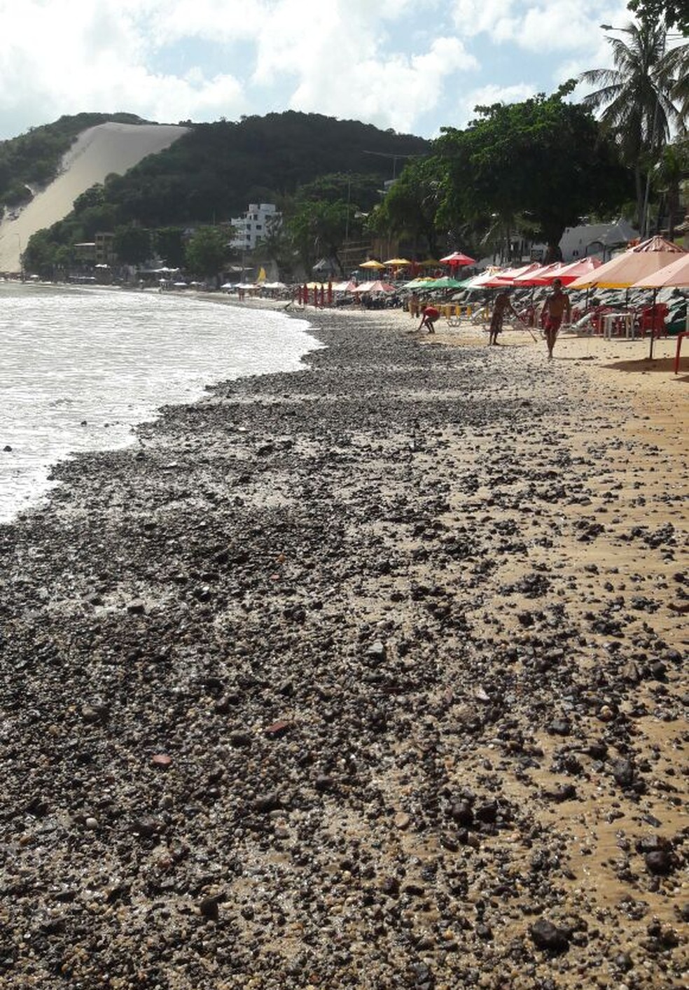 Quantidade de pedras na praia de Ponta Negra (Foto: André Henrique Silva)