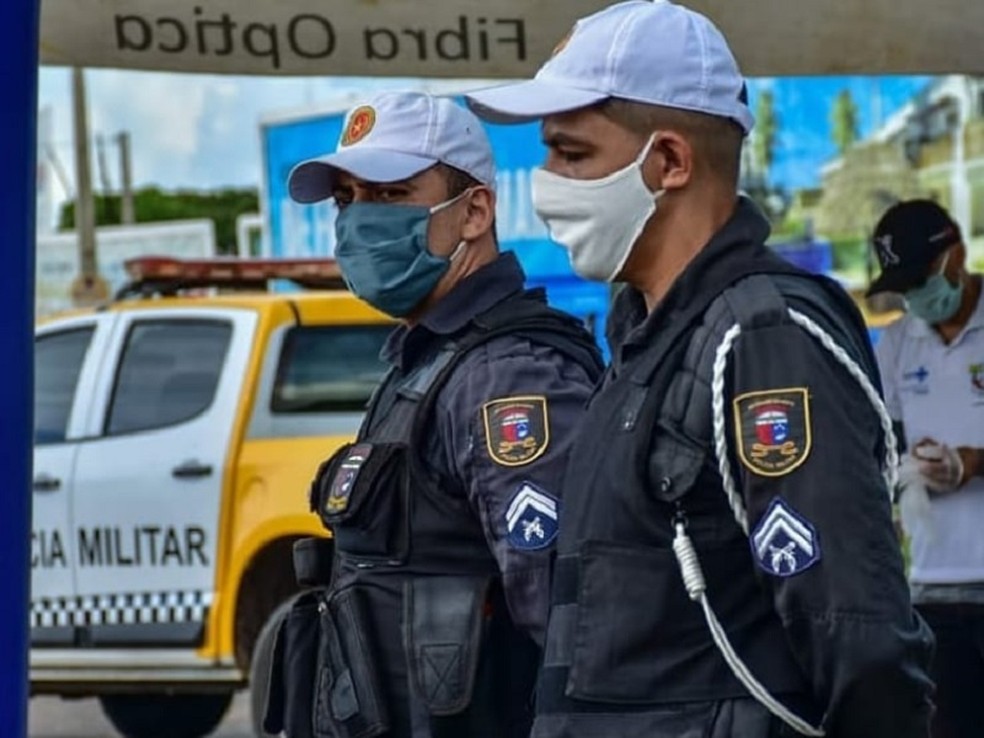 Policiais militares do Comando de Policiamento Rodoviário (CPRE) usam máscara durante blitz — Foto: PMRN/Divulgação