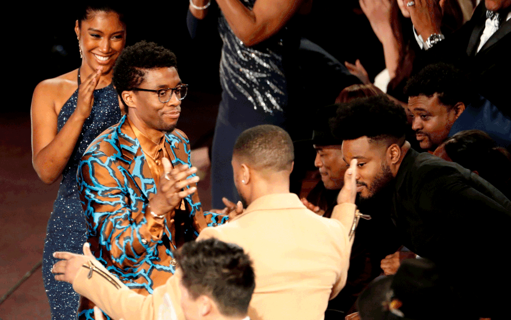 Chadwick Boseman festeja prêmio de melhor ator em ‘Pantera Negra’ — Foto: Mario Anzuoni / Arquivo / Reuters