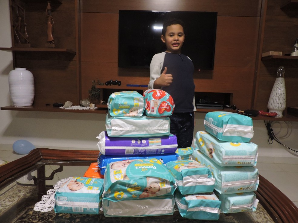 Menino de 7 anos pediu fraldas de presente de anivers&aacute;rio para doar para maternidade em Lins &mdash; Foto: Elizabete Rosa / Arquivo pessoal 